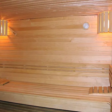 Ξενοδοχείο με διαμερίσματα Apart-club Zora 4*